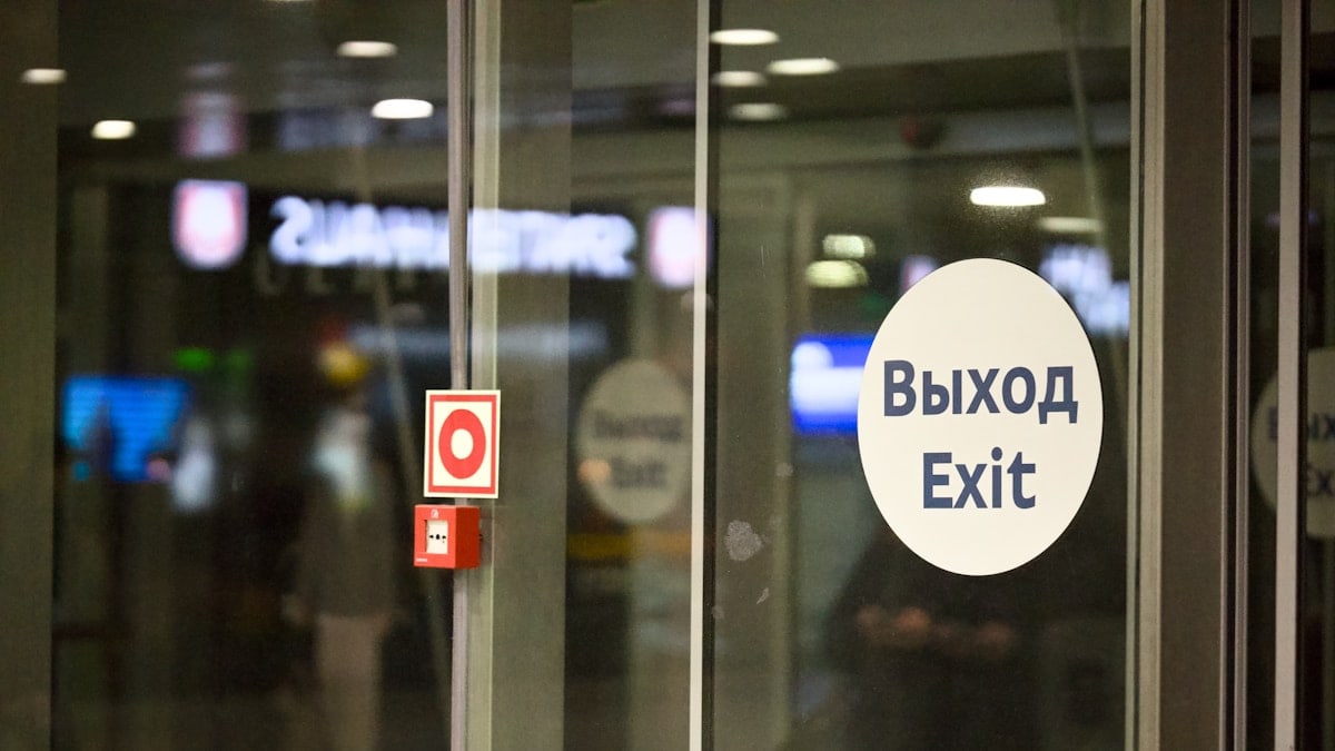 A sign on a glass door that says bixpo exit